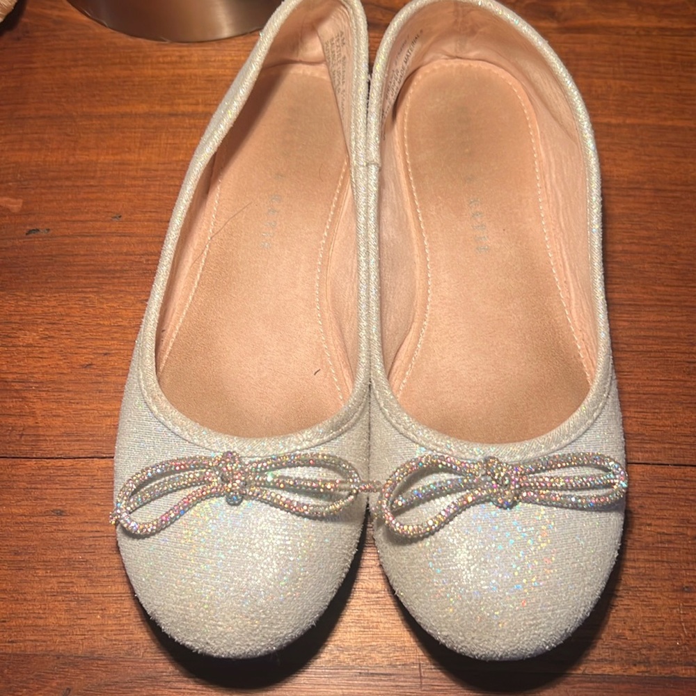 Mashing silver girls flats with sparkly bow at top. Size 4K